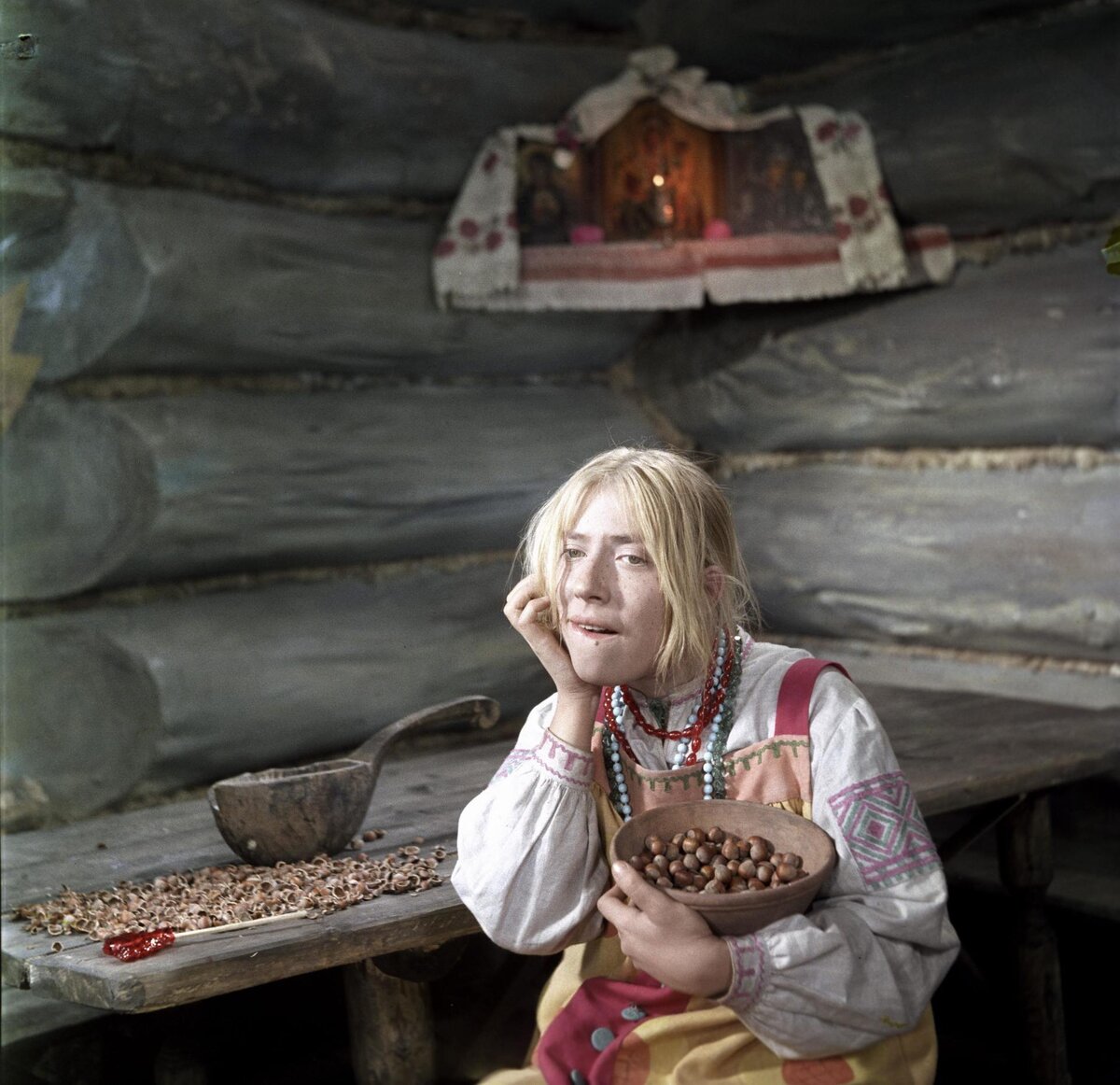    Чурикова рассказывала, что во время съёмок в фильме «Морозко» она по-настоящему грызла орехи, вместо яблок ей приходилось есть лук, а щёки ей натирали свёклой / Legion-Media