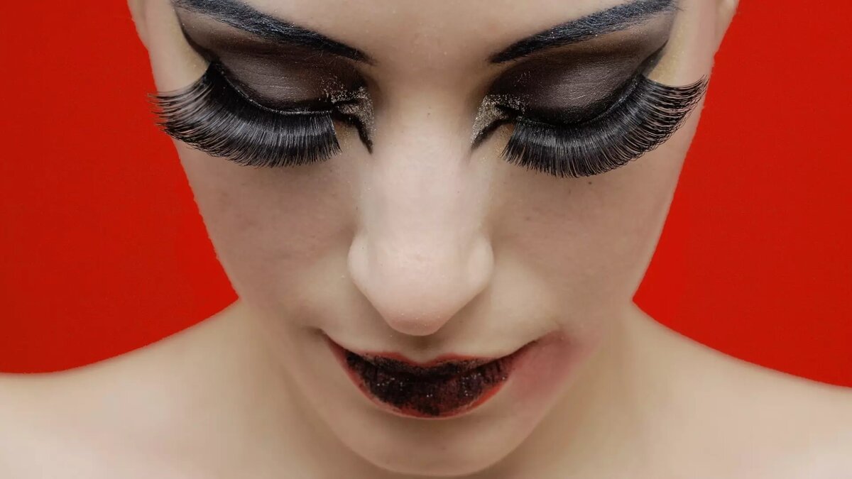     В Красноярске мастер по наращиванию ресниц залила клеем глаза клиентки. Девушка лишилась ресниц, получила химический ожог роговицы и пролежала три недели на больничном. В Роспотребнадзоре ситуацию назвали вопиющим, но помочь не смогли.