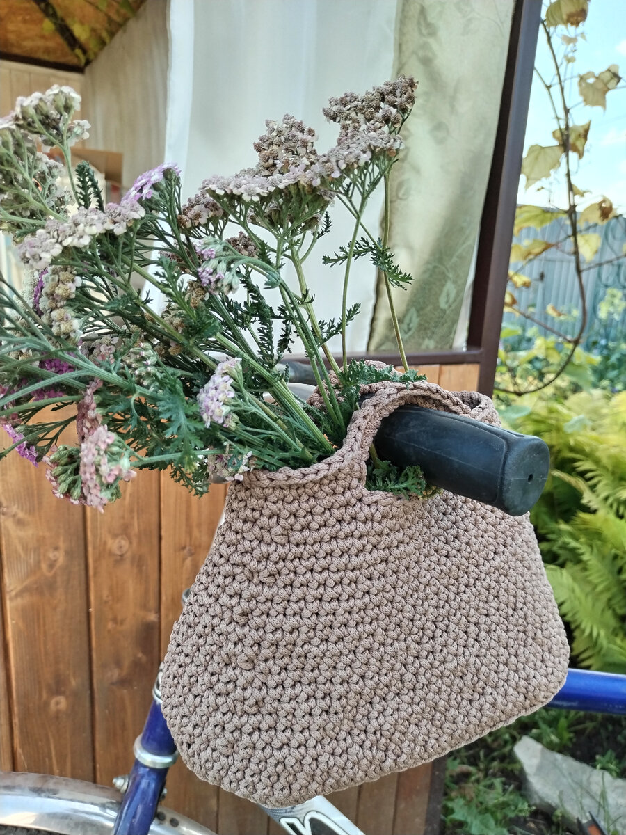 Вязаная крючком сумка все ещё ждёт своего покупателя 😄