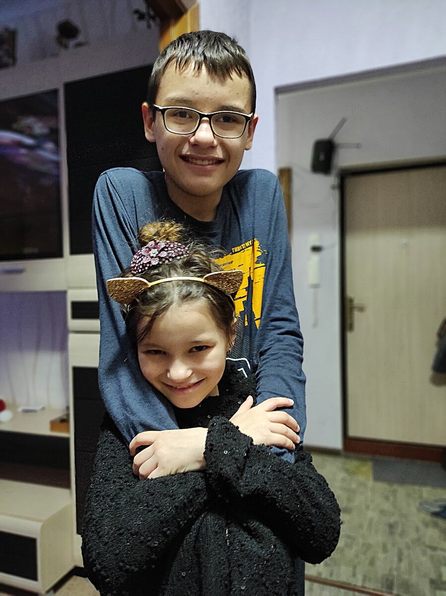 Они очень похожи) Ева и Матвей 