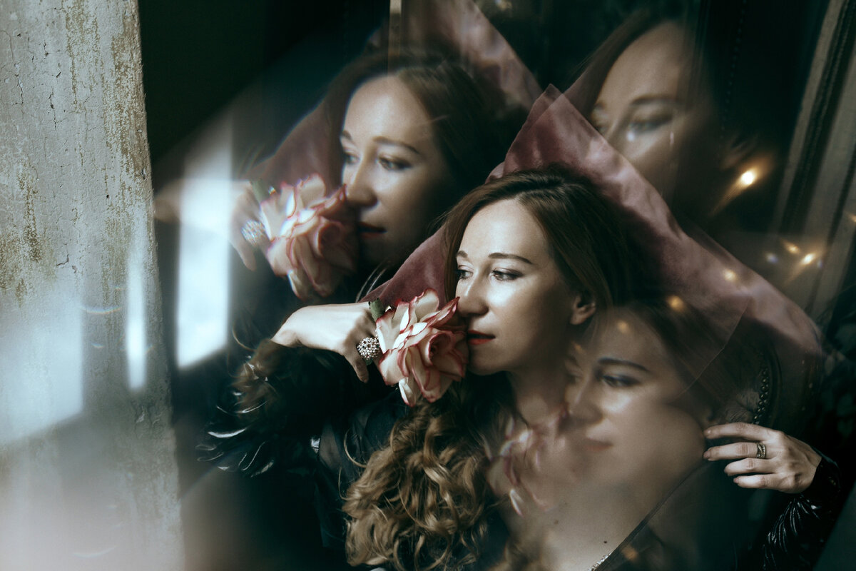 Когда мы с ней начали работать, она прислала мне кадры из этой фотосессии и сказала: "Больше всего я ощущаю себя вот так." Очень хорошо! Все мы живем в двух измерениях: нормальной социальной повседневности и собственном зазеркалье. Если вы осознаете его в себе, это огромная прочная платформа для творчества. 