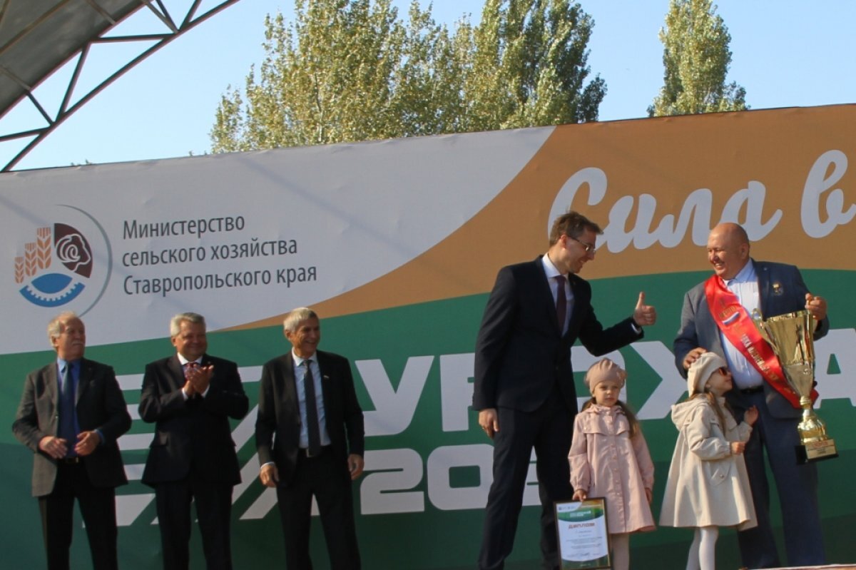    Александр Ворожков вышел за наградой с внучками.