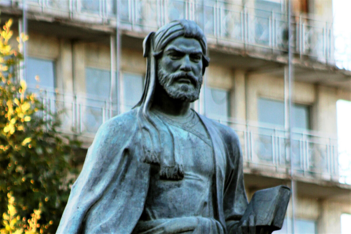 Памятник Низами в Гяндже (Азербайджан)