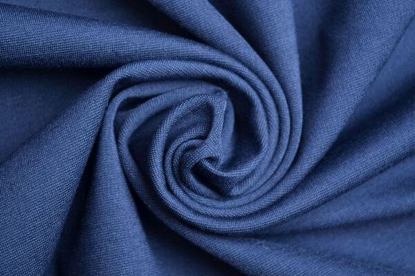 Ткань и трикотаж — два абсолютно разных вида полотен. Первый производят на ткацких установках, второй — на вязальных. Современная текстильная промышленность предлагает различный ассортимент трикотажа.-3