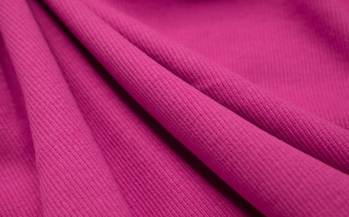 Ткань и трикотаж — два абсолютно разных вида полотен. Первый производят на ткацких установках, второй — на вязальных. Современная текстильная промышленность предлагает различный ассортимент трикотажа.-4
