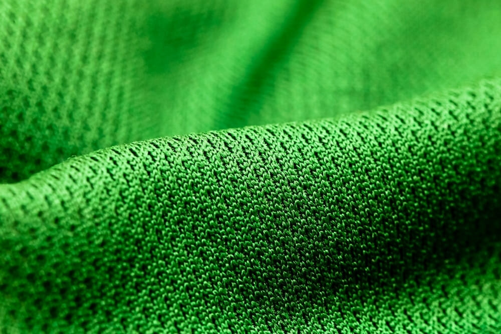 Ткань и трикотаж — два абсолютно разных вида полотен. Первый производят на ткацких установках, второй — на вязальных. Современная текстильная промышленность предлагает различный ассортимент трикотажа.-5
