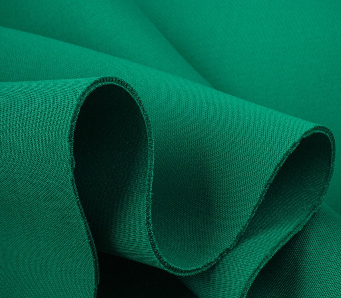 Ткань и трикотаж — два абсолютно разных вида полотен. Первый производят на ткацких установках, второй — на вязальных. Современная текстильная промышленность предлагает различный ассортимент трикотажа.-6