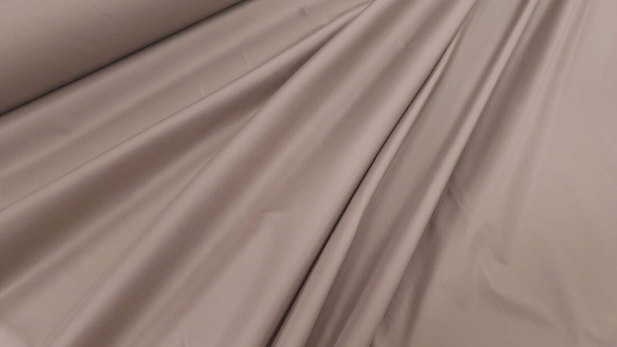Ткань и трикотаж — два абсолютно разных вида полотен. Первый производят на ткацких установках, второй — на вязальных. Современная текстильная промышленность предлагает различный ассортимент трикотажа.-7