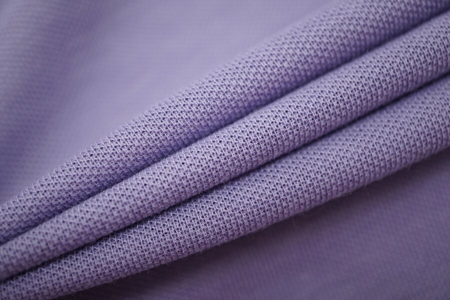 Ткань и трикотаж — два абсолютно разных вида полотен. Первый производят на ткацких установках, второй — на вязальных. Современная текстильная промышленность предлагает различный ассортимент трикотажа.-8