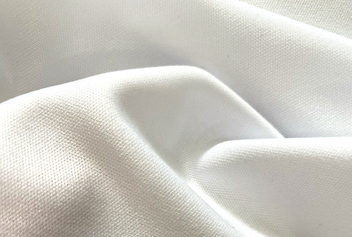 Ткань и трикотаж — два абсолютно разных вида полотен. Первый производят на ткацких установках, второй — на вязальных. Современная текстильная промышленность предлагает различный ассортимент трикотажа.-9
