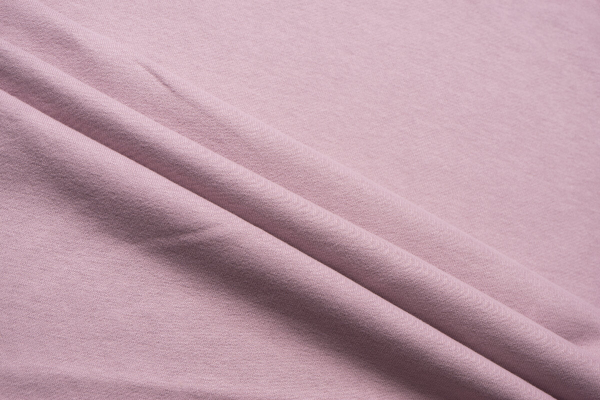 Ткань и трикотаж — два абсолютно разных вида полотен. Первый производят на ткацких установках, второй — на вязальных. Современная текстильная промышленность предлагает различный ассортимент трикотажа.-12