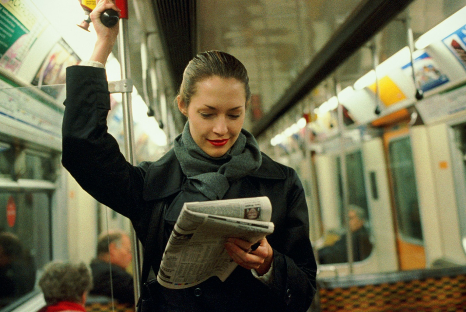 Чтение в метро. Чтение в метро. Чтение в метро. Читать в транспорте. Люди читающие в транспорте.