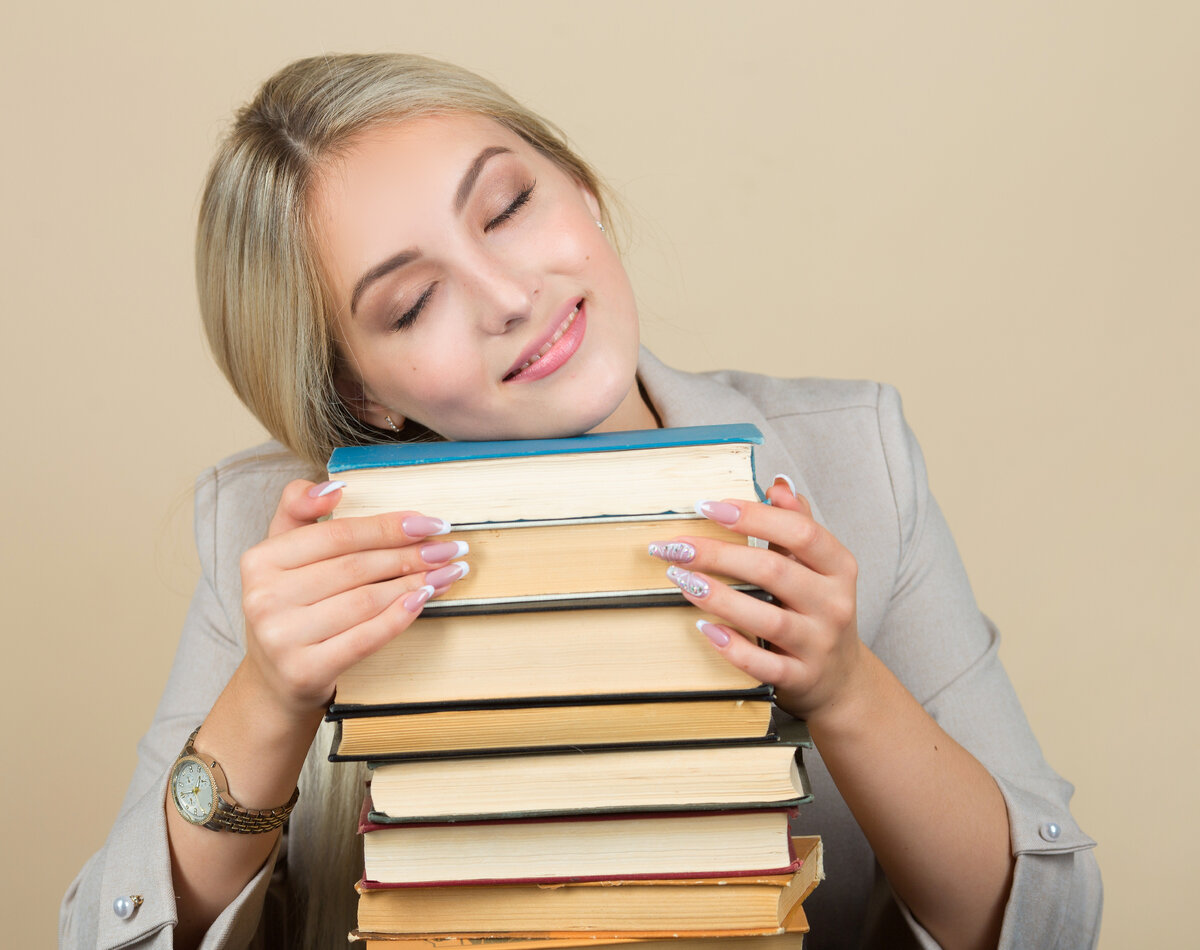 Девушка читает сонники