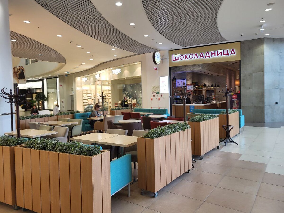 "Шоколадница" в "Галерее" пока продолжает работу, но в 2ГИСе она уже числится как закрытая. Фото автора