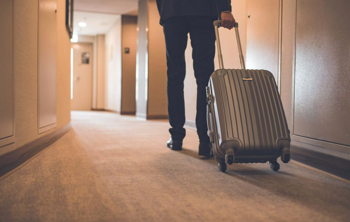 Оставить квартиру и уехать. Оставить квартиру и уехать. Настроение уехать на море. Настроение уехать цитаты. Человек с чемоданом в квартире.