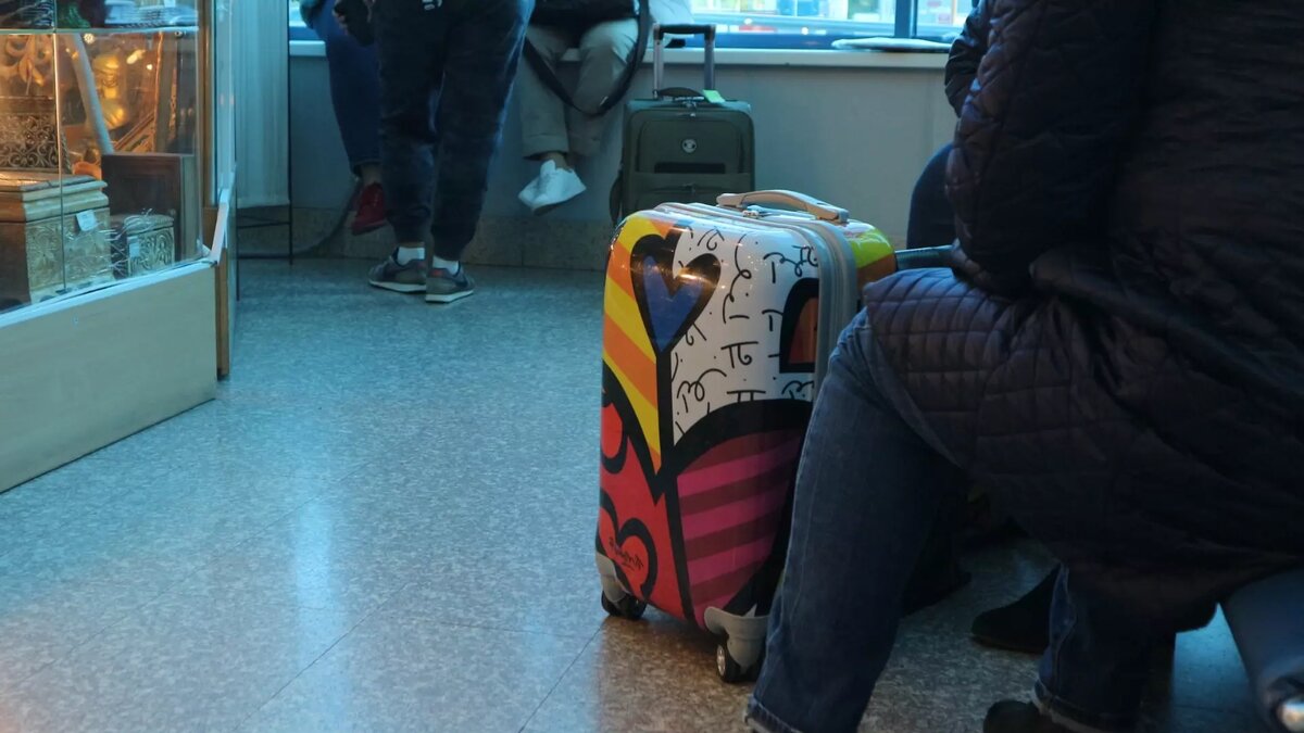     Нижегородцы, застрявшие более чем на сутки в аэропорту Шарм-Эль-Шейха, наконец прилетели домой. Борт приземлился в «Стригино» в 07:29 5 октября. Об этом NewsNN рассказала одна из пассажирок рейса Екатерина.