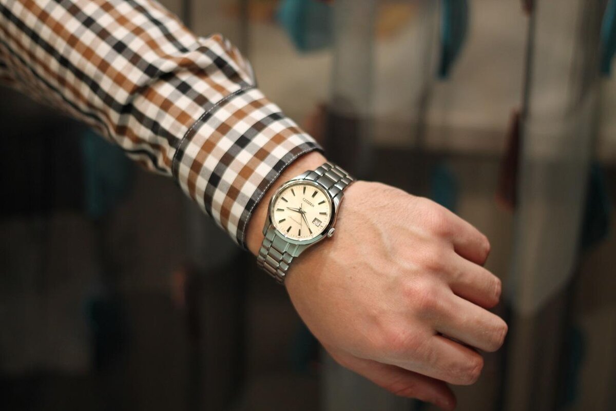 Часы 31 15. Часы 38 мм мужские на руке. Часы 34 мм на руке. Часы 42 мм на руке мужские. Мужские часы на тонкое запястье.