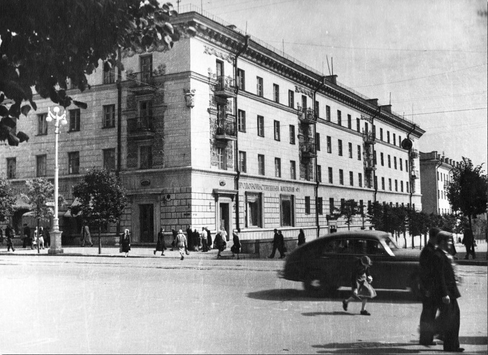 Перекресток ул. Б. Советская и Коммунистическая. Смоленск. Начало 1960-х гг.