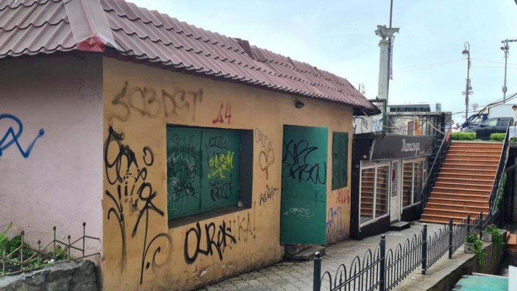     Еще два незаконных объекта в районе Светланской, 17 снесут во Владивостоке. Там появятся новые пешеходные зоны, арт-объекты и озеленение.