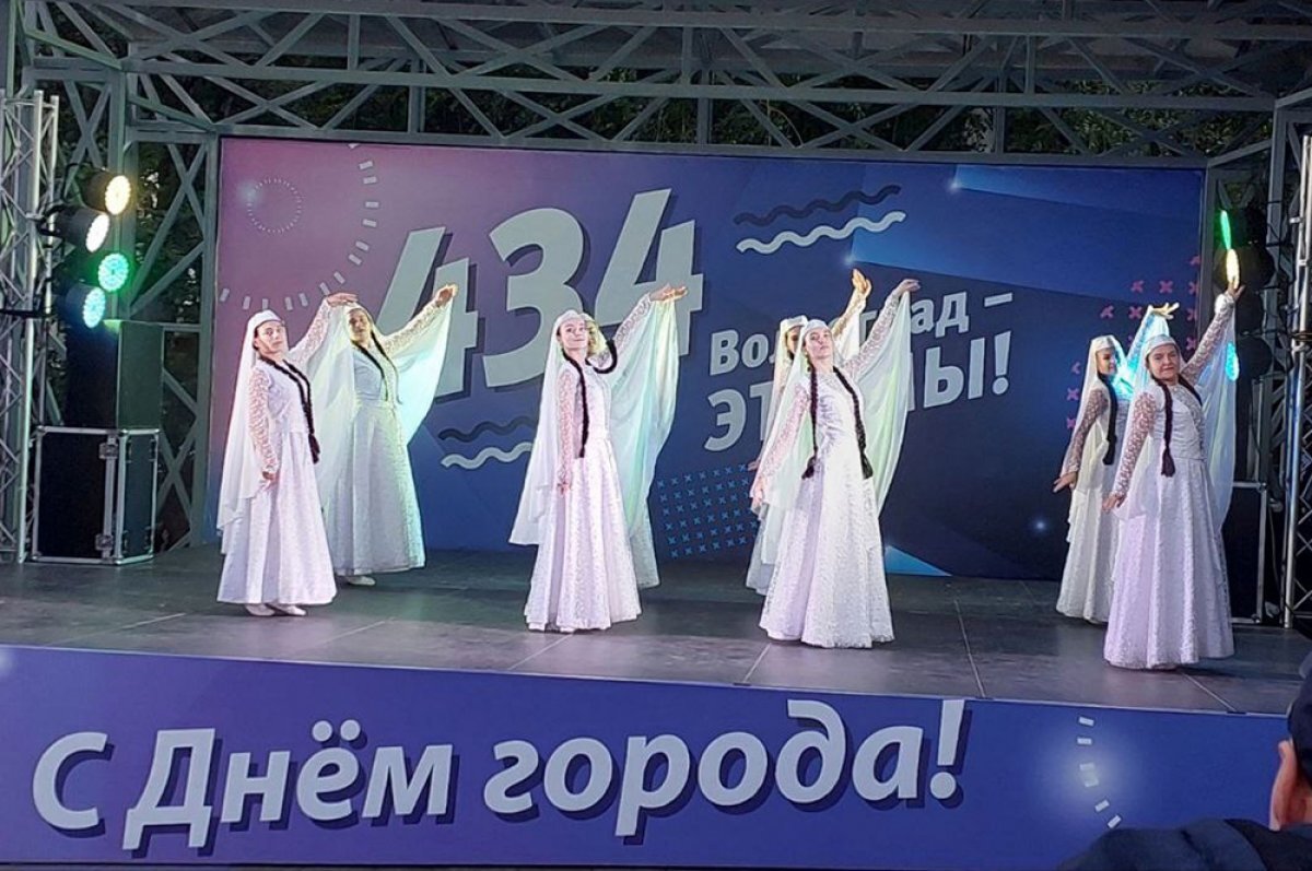    На сценической площадке Дня города Волгограда – ансамбль «Саирме».