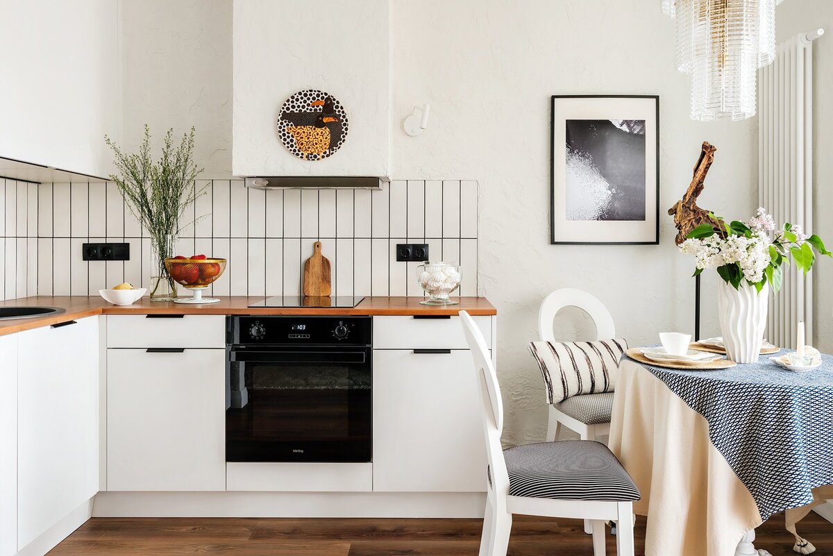 На фото: интерьер кухни-гостиной в квартире 40 кв.м в г. Москве. Дизайнер: Наталья Калентьева; стилист: Оксана Ипатова; фотограф: Дина Александрова