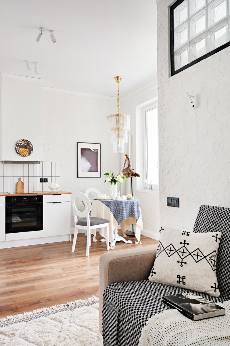 На фото: интерьер кухни-гостиной в квартире 40 кв.м в г. Москве. Дизайнер: Наталья Калентьева; стилист: Оксана Ипатова; фотограф: Дина Александрова