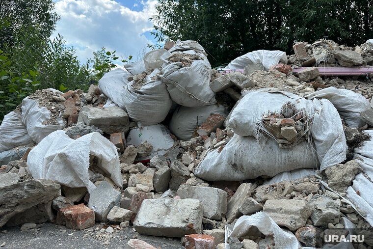    Строительный мусор везут с улицы Советской, где строят новую школу (фото из архива)