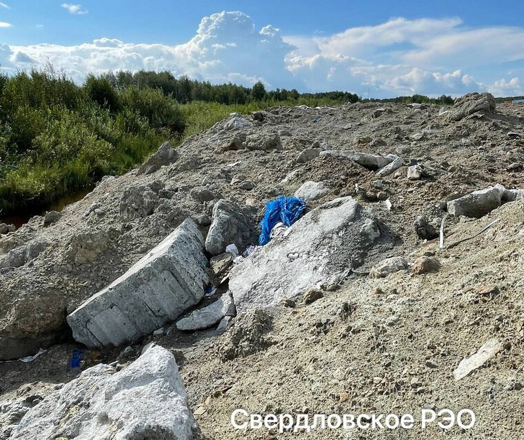    Стихийная свалка появилась на Изоплите