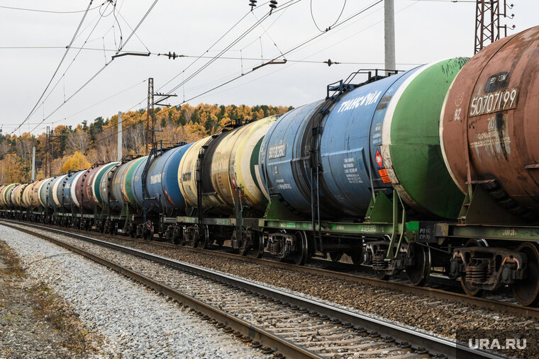    Студент забрался на цистерну, стоявшую на железнодорожных путях