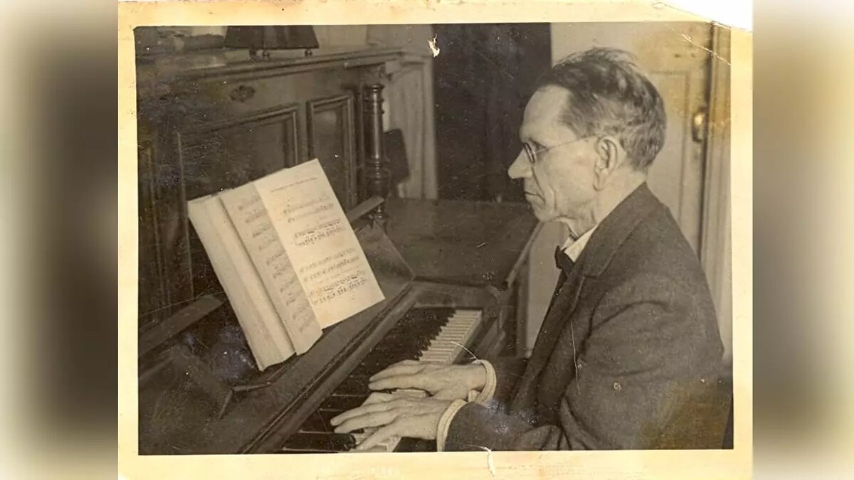     У нас в городе жил поистине уникальный человек, выдающийся исследователь и собиратель казачьего фольклора Александр Михайлович Листопадов (1873−1949).