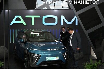    Посетители у автомобиля "Атом" ©Максим Богодвид РИА Новости