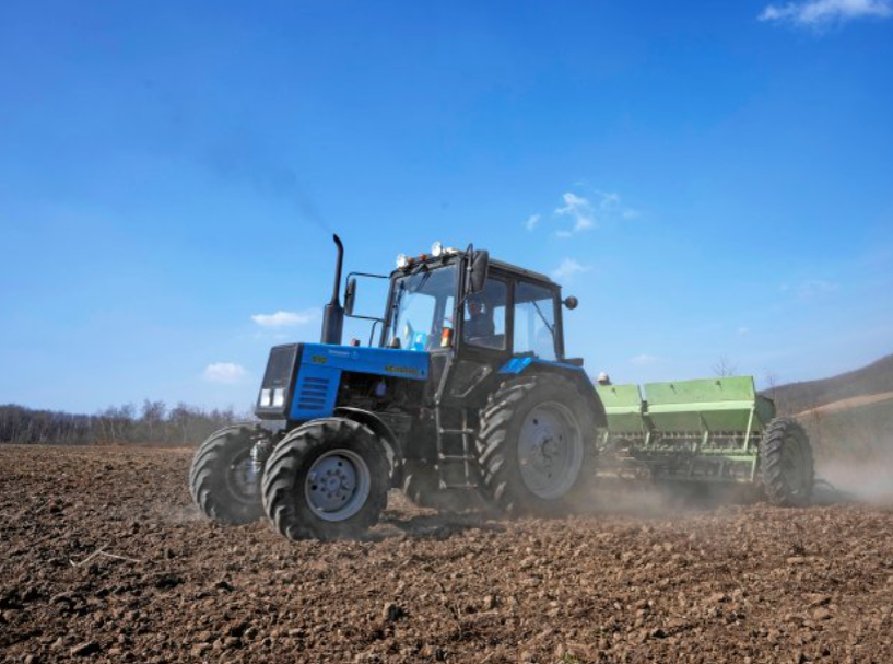 Рабочие вспахивают пшеничное поле на западе Украины. После вступления Украины в Европейский Союз она получит право на миллиарды от ЕС на финансирование сельского хозяйства © Nariman El-Mofty / dpa 