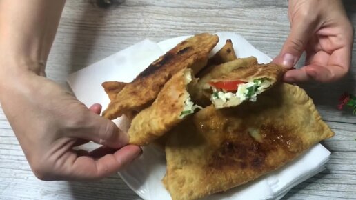 Научила всех подруг готовить такие вкусняшки😋. Чебуреки🥟с творогом и зелёным луком.