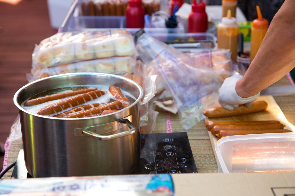     Как правильно готовить сосиски: нужно ли чистить, сколько минут варить, что добавить в воду