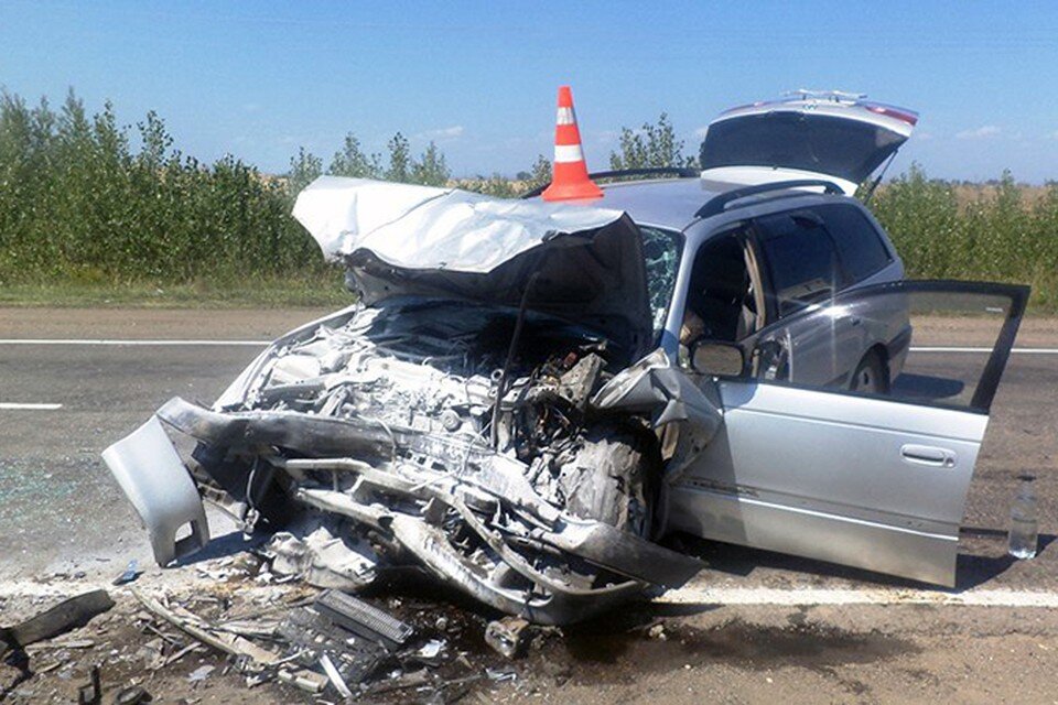 От патрульного автомобиля осталась груда покореженного металла. Водитель объяснил свой опасный маневр тем, что хотел избежать столкновения с впередиидущей машиной, которая резко затормозила. Фото: пресс-служба МВД по Республике Хакасия