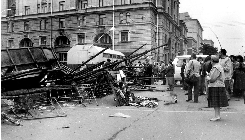 Для Москвы 1991 года - это нормальное явление. Западные спецслужбы  не оставались в стороне. Примечательно то, что у людей денег, практически, не было, но появлялись люди в костюмчиках и за доллары нанимали людей, грузили машины, устраивали баррикады.  