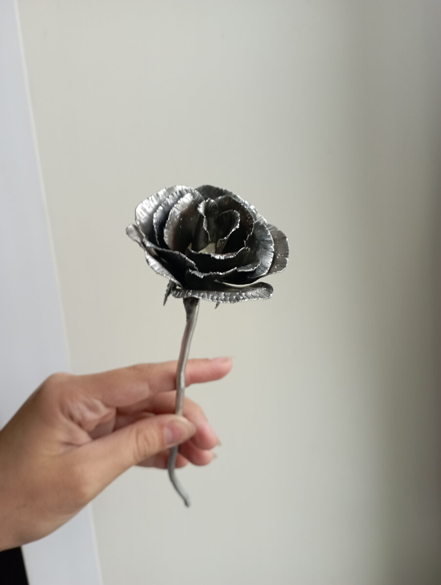 Вот такую розу мне летом сделал. Из остатков кровельного железа, которое завалялось на даче. Фото автора. 