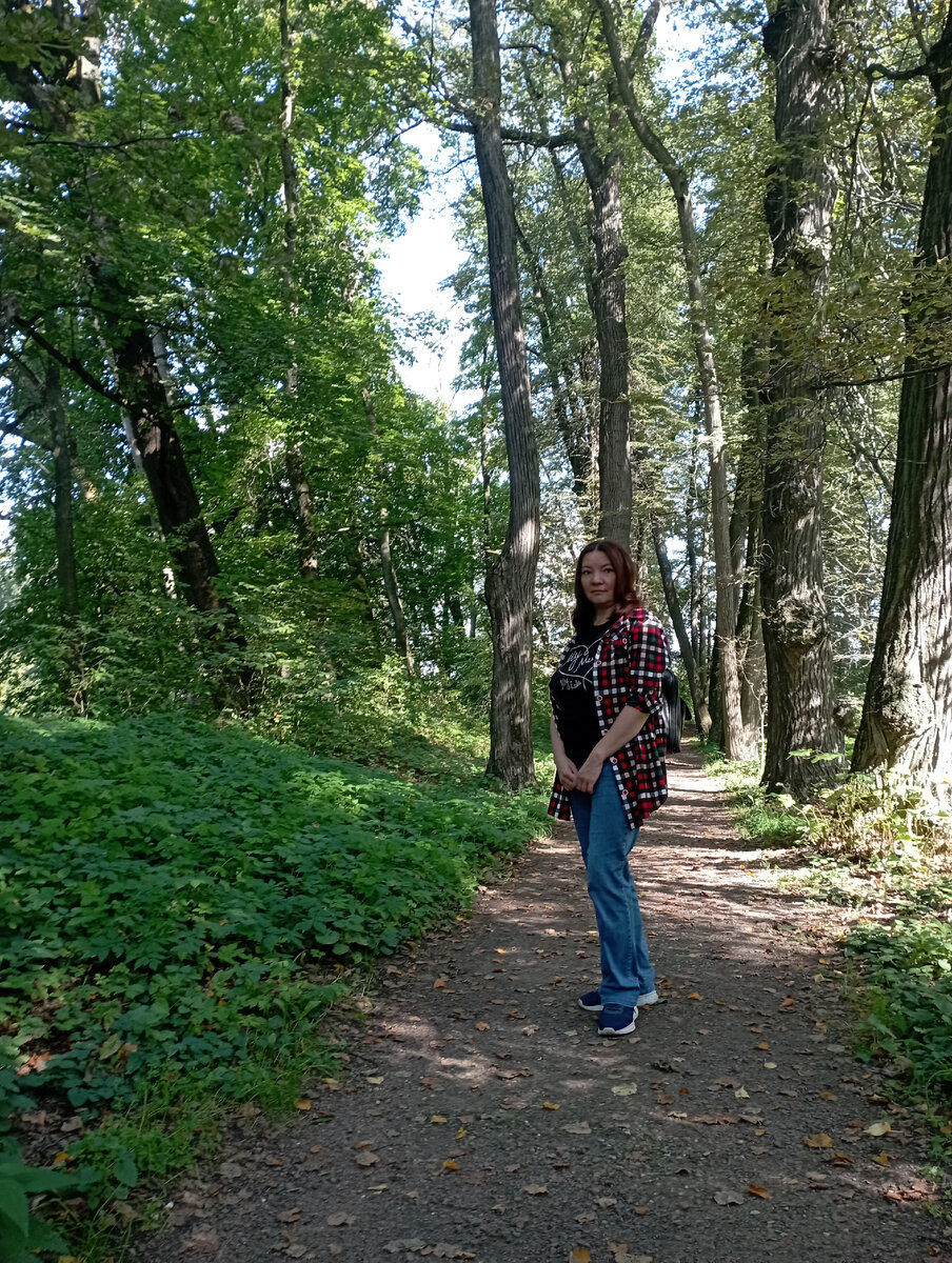 Думала, что поставить на обложку. Выбрала эту фотографию - свежее некуда, сентябрь 2023. Это Ясная Поляна, по этой аллее ходил Лев Толстой, придумывая "Анну Каренину", и не только😊. Фото автора. 