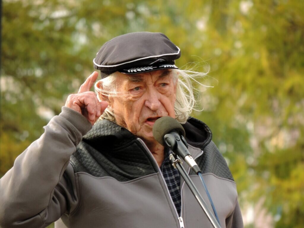 Выступает секретарь Вологодской организации РКРП тов. Эскин. Фото с сайта RKRP,SU, из открытых источников в интернете