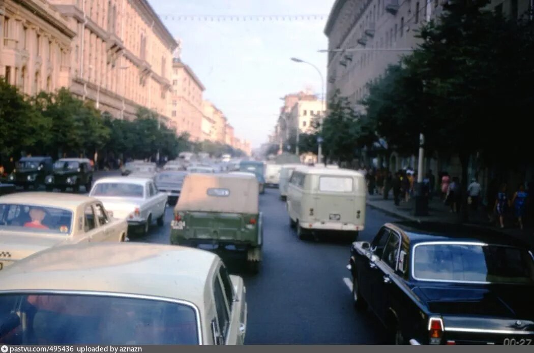 Современный дом №28 слева в 1972 году. Автор фото: Thomas T. Hammond. С сайта www.pastvu.com.