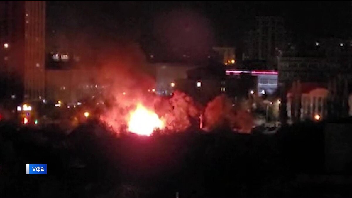    В Уфе на улице Гафури сгорел расселенный бревенчатый дом