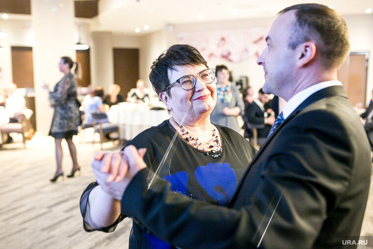    Глава Губкинского удивил горожан, что умеет танцевать вальс