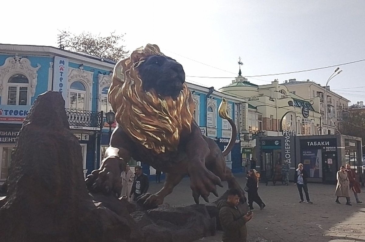    На пешеходной улице в центре Екатеринбурга установили гигантского льва