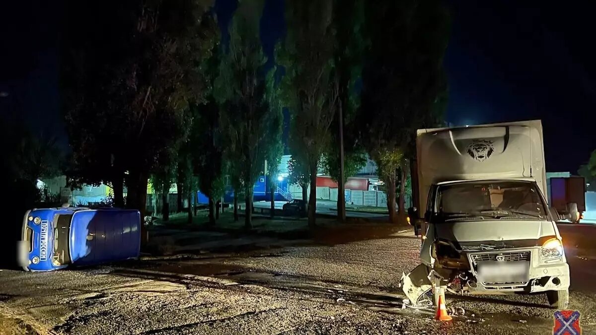     Машина почты перевернулась после столкновения с грузовиком в Волгограде, в аварии пострадали два человека, сообщает региональное ГУ МВД.