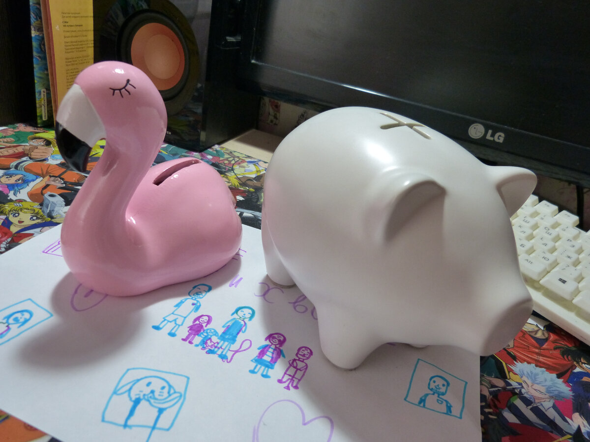 Копилки: Лялина (фламинго) и наша. Фото моё.