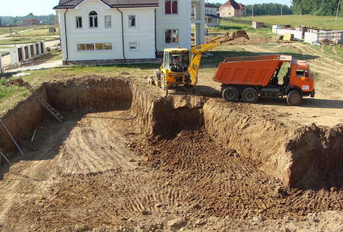 Земляные работы санкт петербург. Разработка котлована. Рытье котлована. Копка котлована. Копка траншей