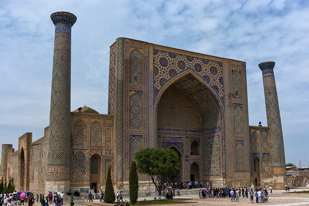 Медресе Улугбека на площади Регистан. Самарканд. На фасаде мозаичные звезды, так как Мирзо Улугбек, внук Тимура, был звездочетом, астрономом. В Самарканде археологи нашли часть обсерватории, которую построил Улугбек и где он наблюдал движение звезд и планет, и составил свой знаменитый "Каталог звездного неба", актуальный затем много веков подряд. Сооружения частично отреставрированной обсерватории можно посмотреть, это музей, расположенный на Афросиабском холме.