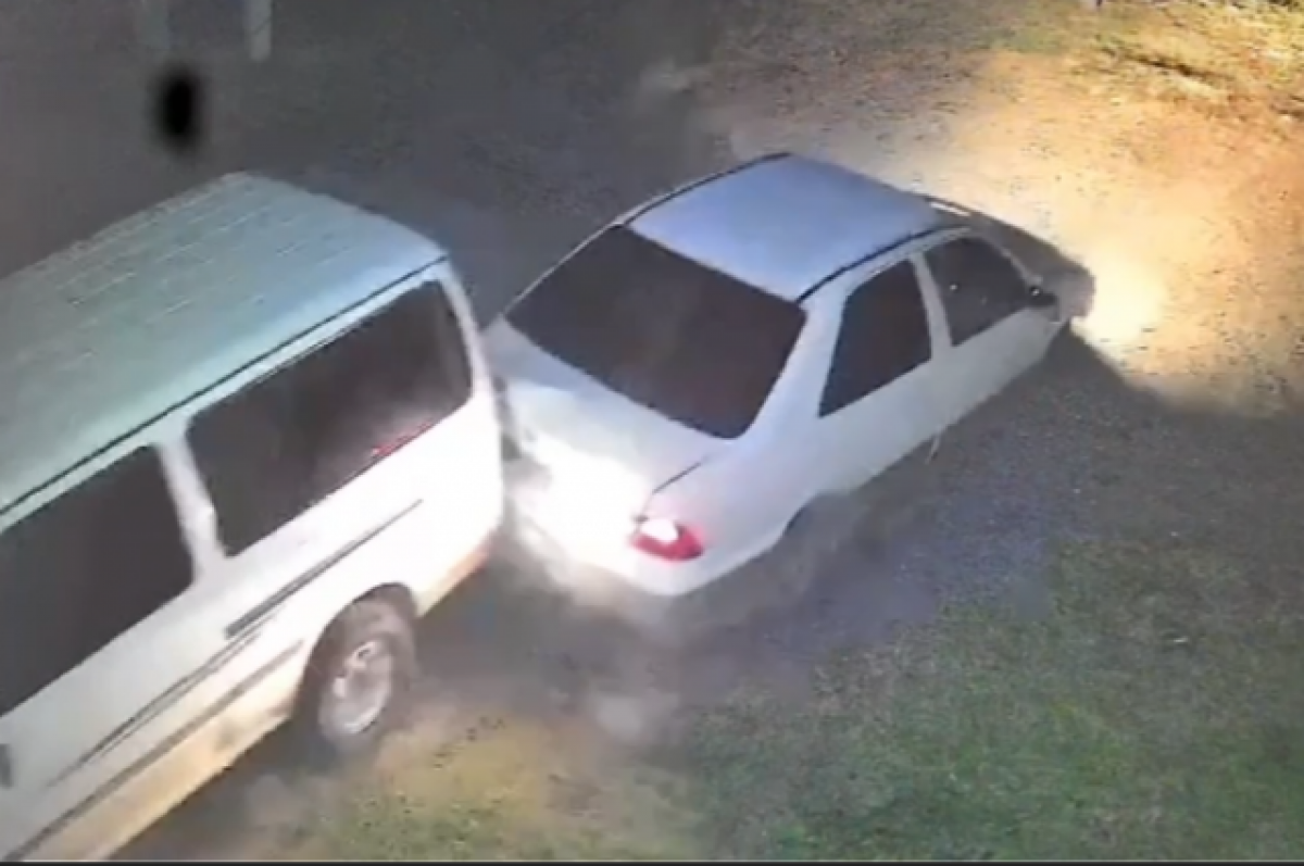    Пьяный водитель повредил 2 машины и сбил женщину во дворе дома в Бирюсинске