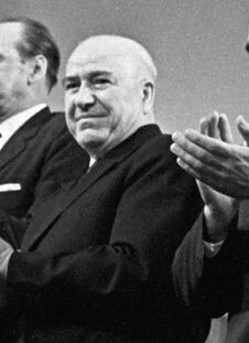 Александр Александрович Дейнека (8 [20] мая 1899, Курск — 12 июня 1969, Москва) — советский художник-живописец, монументалист, график, скульптор, педагог. Народный художник СССР (1963). Герой Социалистического Труда (1969). Лауреат Ленинской премии (1964)
