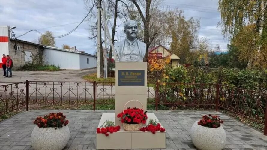     Памятник Владимиру Ленину установили в Тоншаевском округе Нижегородской области. Об этом сообщили в региональном отделении КПРФ.